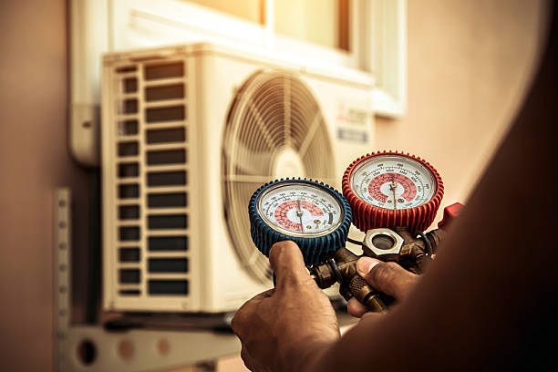 Professional Hvac technician working in Snow Hill, NC
